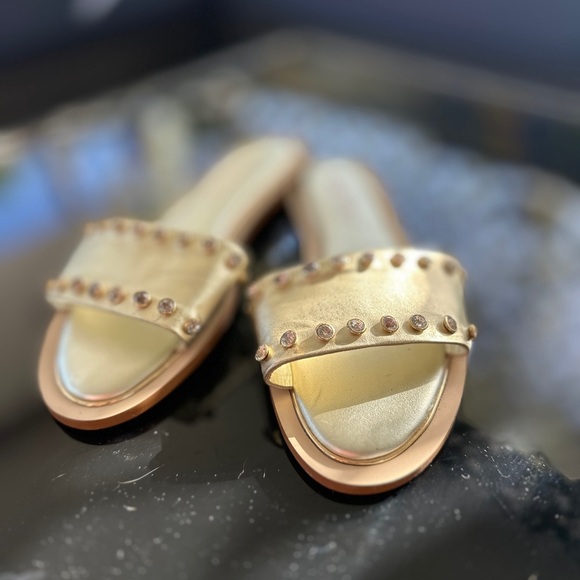 Lilly Pulitzer Gold Sandals Chic Slide Design - Picture 1 of 4